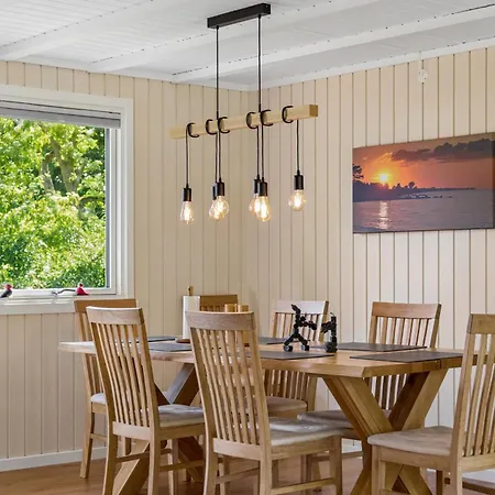 Spacious Close To Enebaerodde