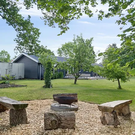 Spacious Close To Enebaerodde